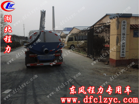 湖北程力东风多利卡吸污车抵达用户所在地