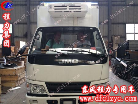 舒总亲自坐在驾驶室内操作江铃顺达冷藏车