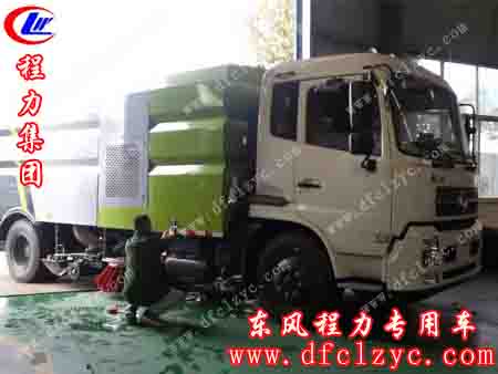湖北程力集团东风天锦洗扫车正在贴“反光标”