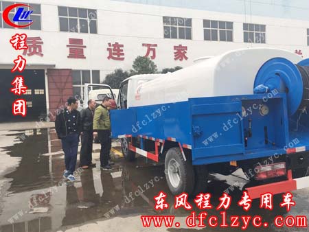 贴好反光标的湖北程力东风小多利卡高压清洗车正在接受主人的检验