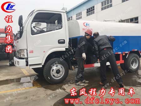 内蒙古王先生在车间专业技术人员的陪同下熟悉小多利卡使用功能