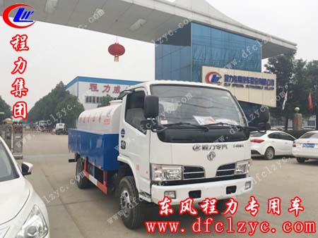 内蒙古王先生开着东风小多利卡高压清洗车在湖北集团大门口准备出发的情景