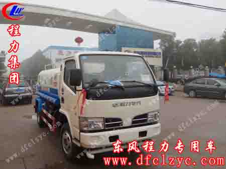 东风小多利卡洒水车在湖北程力集团大门口整装待发