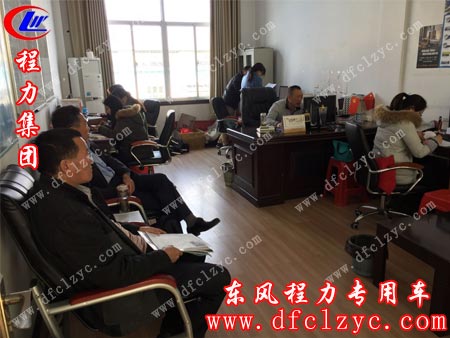 湖北程力销售一部客户签订合同现场图一