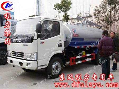 湖北程力客户杨先生在车间外看样车图一