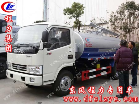 湖北程力客户杨先生在车间外看样车图二