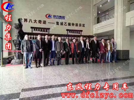 缅甸环保局长一行人和湖北程力集团领导在8号楼与国宝“编钟”合影留恋