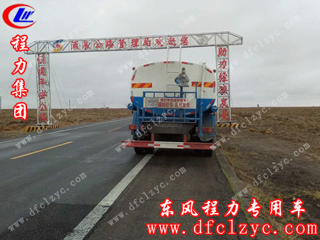 走在甘肃酒泉下河清的东风153洒水车