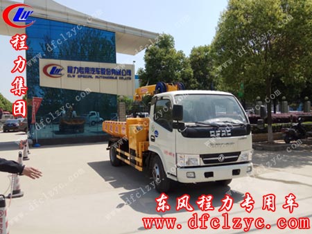 湖北程力集团东风小多利卡清淤车在湖北程力大门口拍照留恋