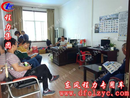 湖北程力客户在销售一部与销售主管商谈合作事宜