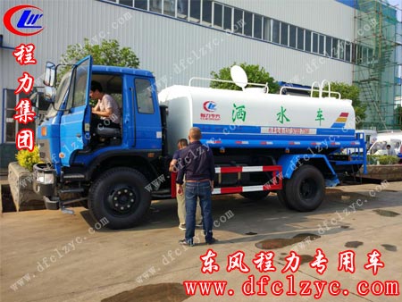 黄先生一行人在湖北程力洒水车试水处验车