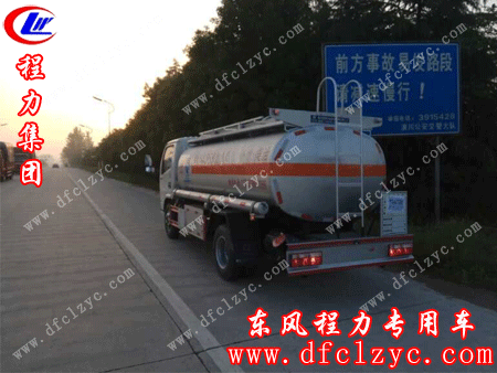 走在高速路口的湖北程力东风小多利卡加油车