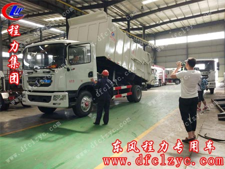 客户沈先生和同事一起来到程力专用汽车股份有限公司环卫车厂试车、验车