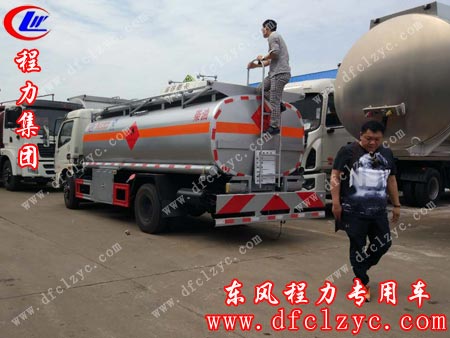 湖北程力专用汽车有限公司样车东风大多利卡油罐车