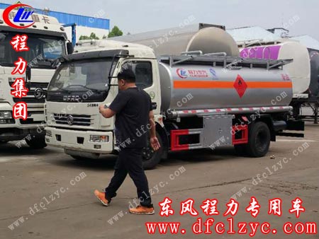 湖北程力集团客户仔细看东风大多利卡油罐车样车