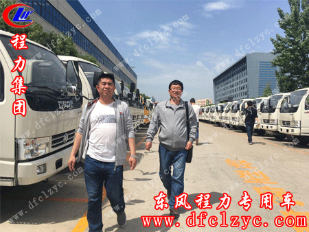 客户走在湖北程力底盘停放区域