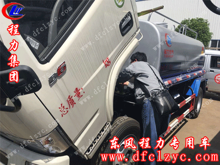 客户正在全方位给东风小霸王洒水车拍照