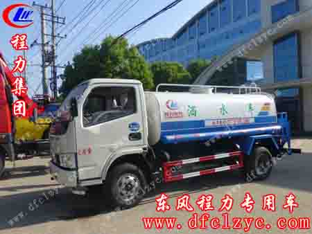 准备出发的湖北程力东风小霸王洒水车