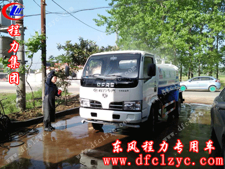 正在清洗的湖北程力东风小霸王洒水车