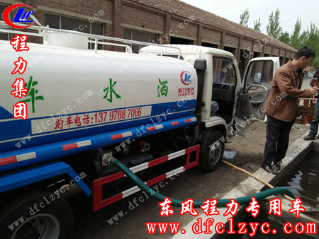 客户给东风小霸王洒水车罐体加水准备试车中
