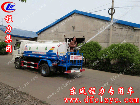 用户正在使用湖北东风小霸王洒水车高炮喷水装置