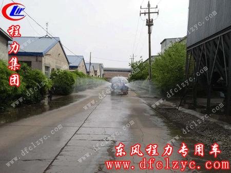 东风小霸王洒水车开始给河北沧州乡间小路做出绿化贡献