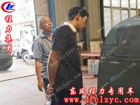 福建龙岩邱先生在湖北程力生产车间看车