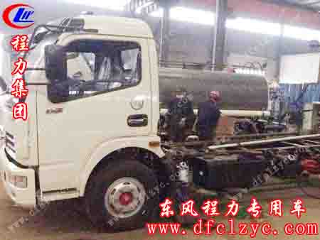 生产中的湖北程力大多利卡洒水车