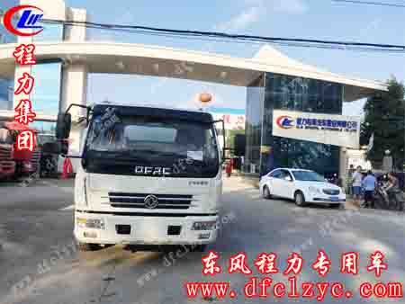 准备出发的湖北程力东风大多利卡洒水车