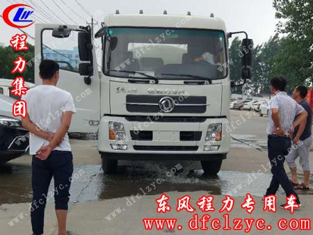 湖北程力集团东风天锦洒水车正在试水接受客户检验