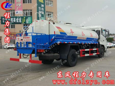 张先生亲自试东风天锦洒水车