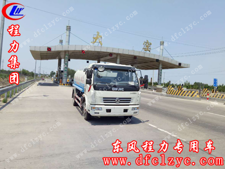 路途中的湖北程力大多利卡洒水车