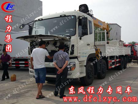 湖北程力东风天龙前四后八随车吊正在接受客户检验