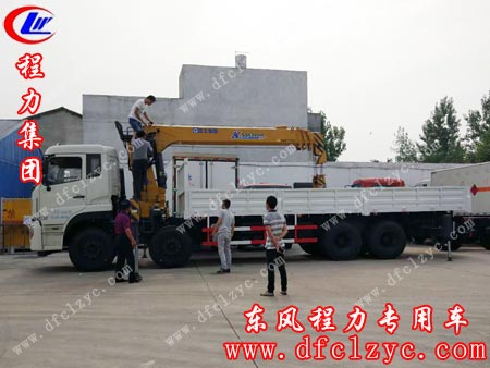 湖北程力司机正在教用户如何使用东风天龙前四后八随车吊
