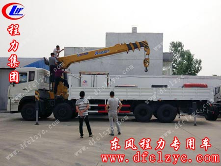 湖北程力司机正在教用户如何使用东风天龙前四后八随车吊