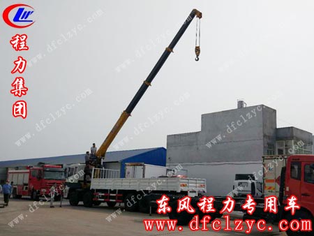 湖北程力司机正在教用户如何使用东风天龙前四后八随车吊