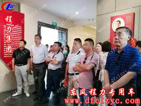 纪念馆内广大党员干部认真聆听讲解员宣讲革命先烈光辉事迹，令人感怀