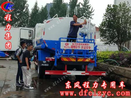 湖北程力东风多利卡D9洒水车正在试水