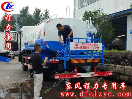 湖北程力东风多利卡D9洒水车正在试水
