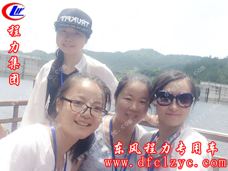 湖北程力销售人员泛舟船上