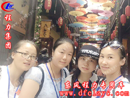 小伙伴们在土家阁楼下来个合影