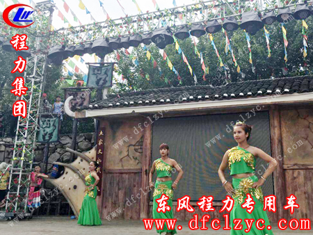 泼水节现场土家姑娘歌舞表演