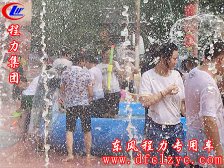 顷刻湿身的游客
