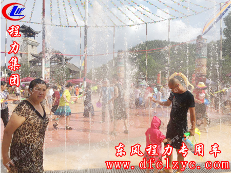 顷刻湿身的游客