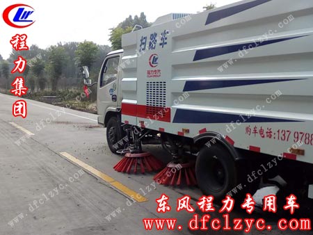 湖北程力东风多利卡扫路车正式开始工作，接受客户的检验