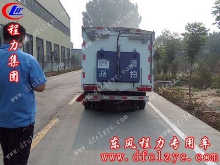 湖北程力东风多利卡扫路车经过时路面一尘不染