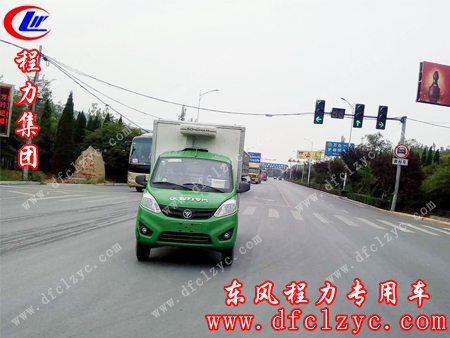 走在高速公路路口时