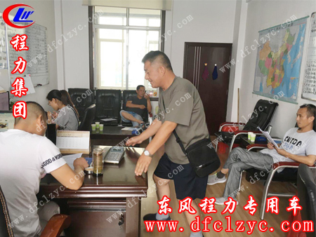客户与我司马主管签订购车合同的情景