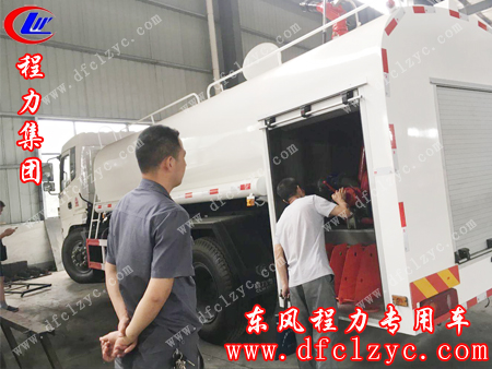 参观考察消防车间的生产工序