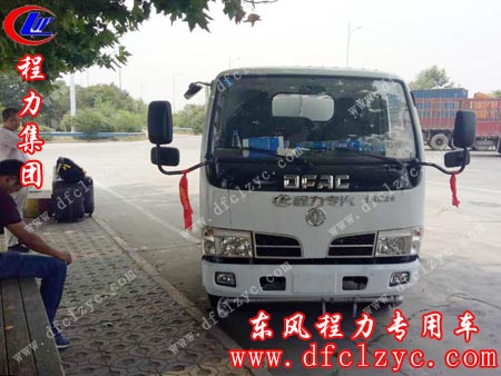胡先生和湖北程力集团送车师傅经过服务站歇息